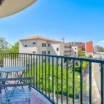 Balcon meublé d’un appartement à Nice ouest, avec vue sur le quartier