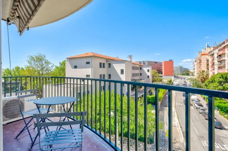 Balcon meublé d’un appartement à Nice ouest, avec vue sur le quartier