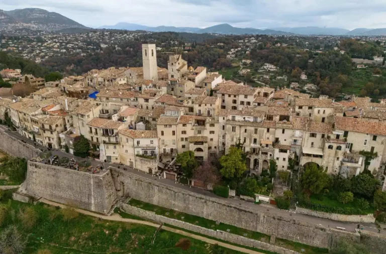 Guide touristique 5 Le village médiéval de Saint-Paul-de-Vence vu du ciel