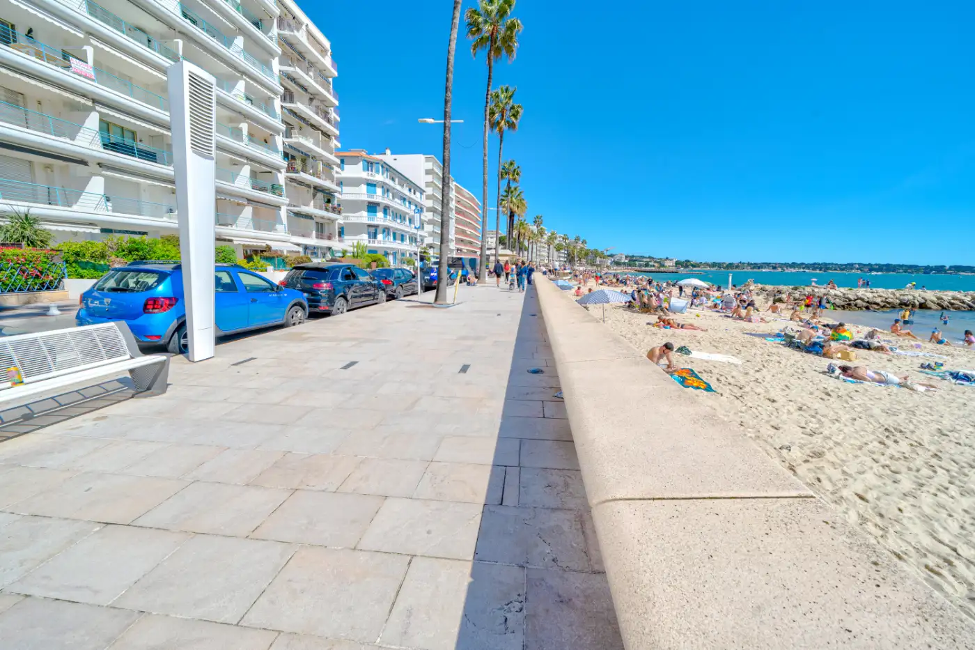 Services 2 Terrace of a short-term rental apartment in Juan-les-Pins