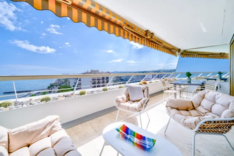 Terrace with sea view of a managed apartment in Villeneuve-Loubet
