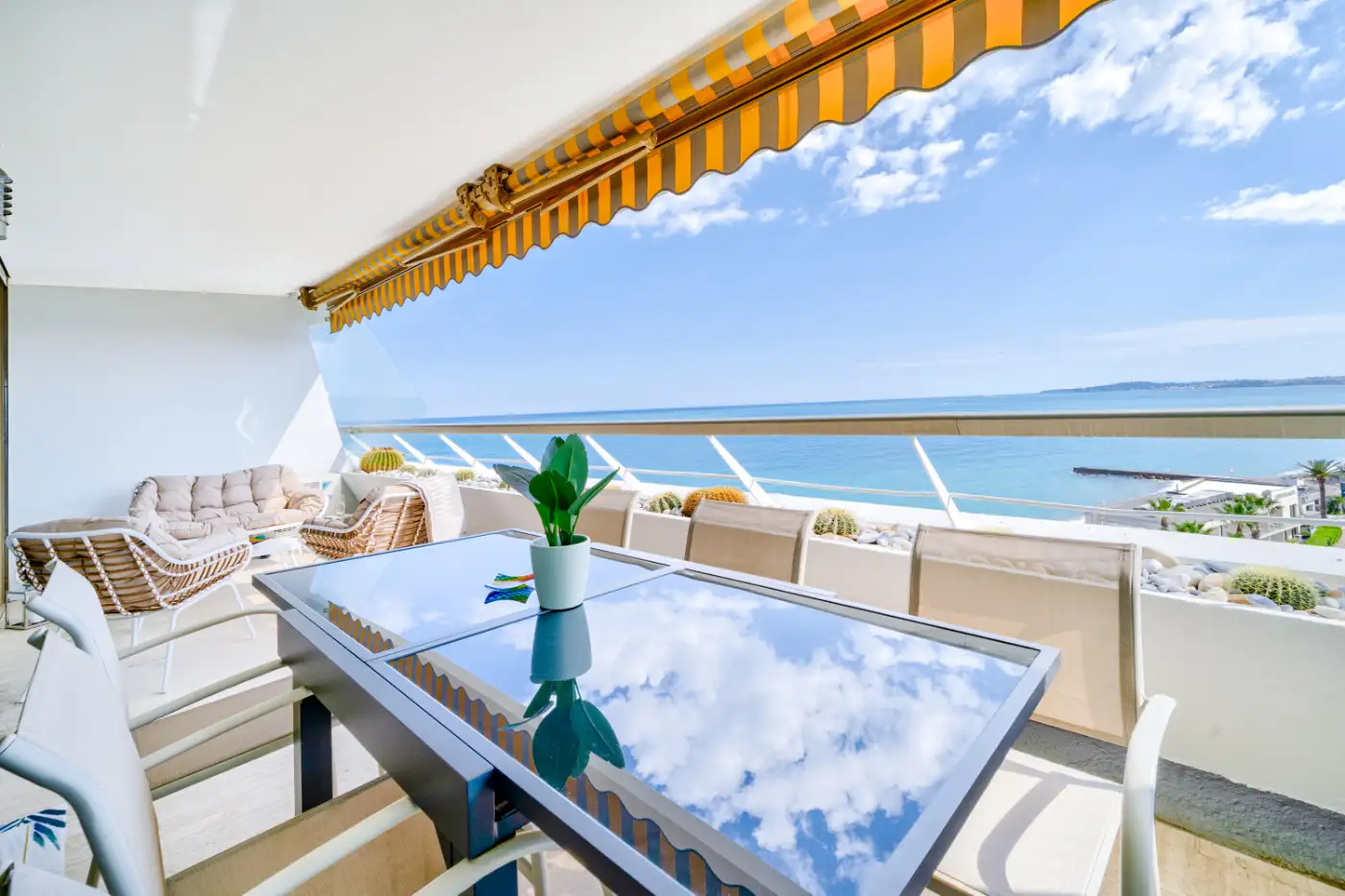 Home 88 Sea-facing terrace in Villeneuve-Loubet, Marina Baie des Anges