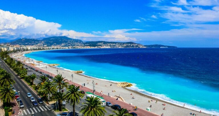 La Promenade des Anglais et la baie des Anges à Nice, départ du marathon Nice-Cannes