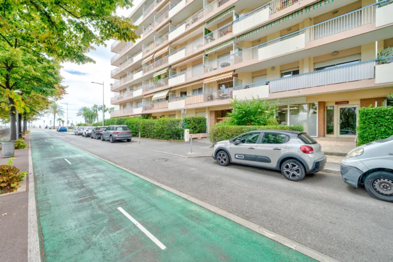Rue du quartier avec piste cyclable, à une minute de la plage à Cagnes-sur-Mer