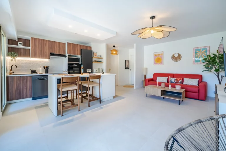 Séjour ouvert sur la cuisine d’un appartement en rez-de-jardin à Cagnes-sur-Mer