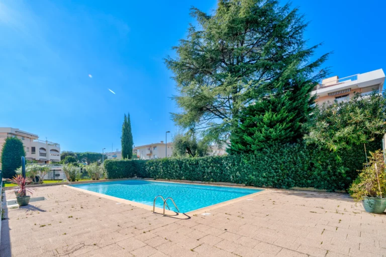 Piscine de la résidence, appartement en rez-de-jardin à Cagnes-sur-Mer
