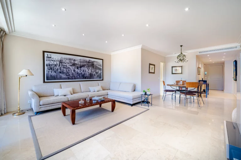 Louer son appartement en Airbnb à Cannes 4 Séjour lumineux d’un appartement géré près de la Croisette