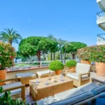 Terrasse d’un appartement géré par Hello Riviera Stay à Cannes, vue sur les pins de la Croisette