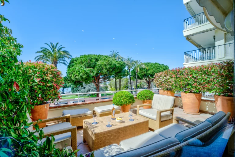 Terrasse d’un appartement géré par Hello Riviera Stay à Cannes, vue sur les pins de la Croisette