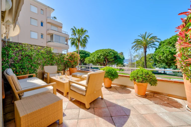 Louer son appartement en Airbnb à Cannes 2 Terrasse sur jardin d’un appartement géré à Cannes