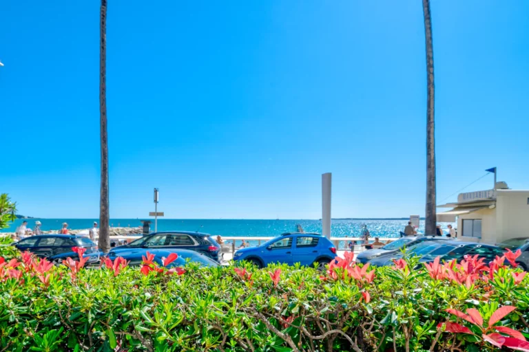Appartement 6 personnes face à la mer à Juan-les-Pins, terrasse de 30 m²