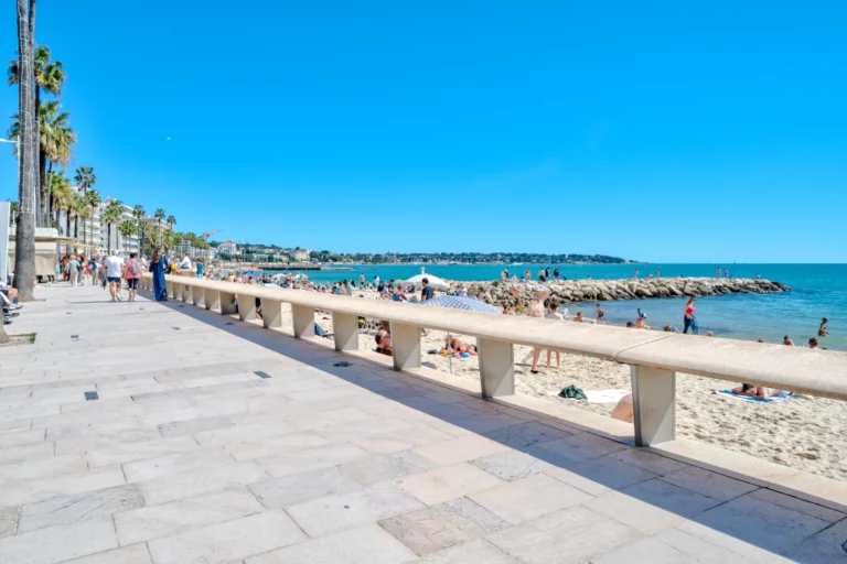 Louer son appartement en Airbnb à Antibes 4 La plage de Juan-les-Pins, à deux pas d’un appartement géré