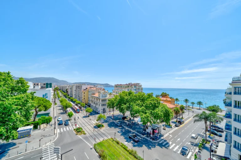 Vue plongeante sur une avenue de Nice jusqu’à la mer, depuis un appartement géré par Hello Riviera Stay