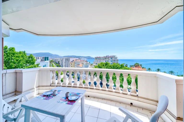 Louer son appartement en Airbnb à Nice 2 Terrasse face à la mer d’un appartement géré à Nice