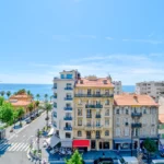 Vue sur la Promenade des Anglais et la mer depuis la terrasse, Nice
