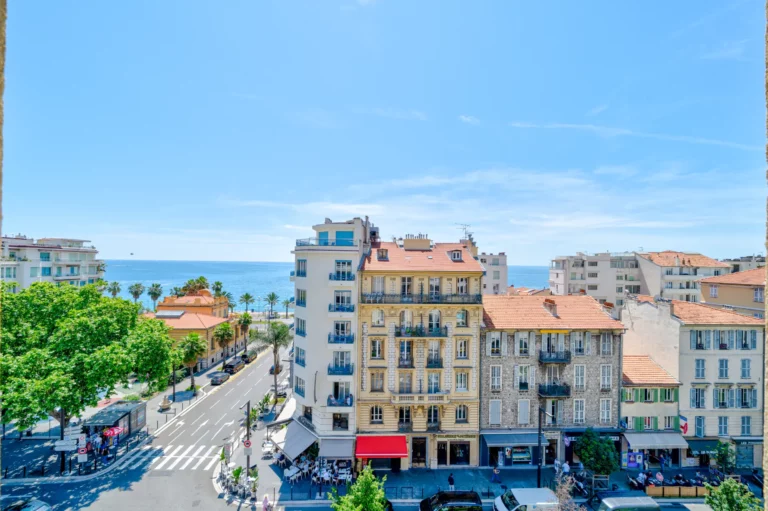 Vue sur la Promenade des Anglais et la mer depuis la terrasse, Nice