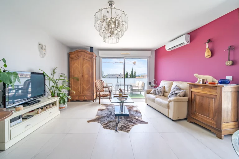 Louer son appartement en Airbnb à Saint-Laurent-du-Var 3 Séjour ouvert sur la terrasse d’un appartement géré à Saint-Laurent-du-Var