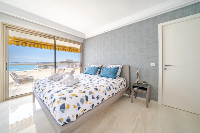 Chambre prête à accueillir, lit fait et serviettes pliées, appartement de la Marina Baie des Anges