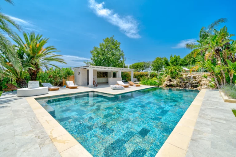 Villa 4 personnes à Cagnes-sur-Mer avec piscine privée et jardin arboré de 2 500 m²