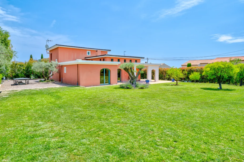 Formule Confort 2 The villa seen from the garden lawn, Cagnes-sur-Mer