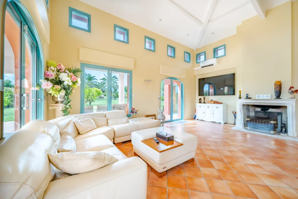 Formule Confort 1 Living room with fireplace and high ceilings, villa in Cagnes-sur-Mer