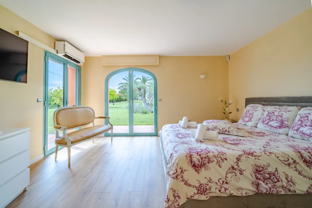 Formule Confort 3 Ground-floor room opening directly onto the garden, villa in Cagnes-sur-Mer