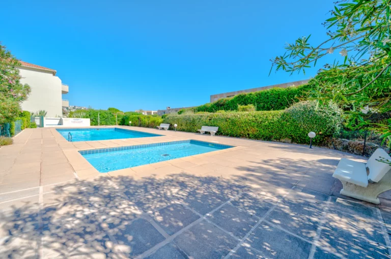 Louer son appartement en Airbnb à Saint-Laurent-du-Var 2 Piscine dans la verdure de la résidence d’un appartement géré à Saint-Laurent-du-Var