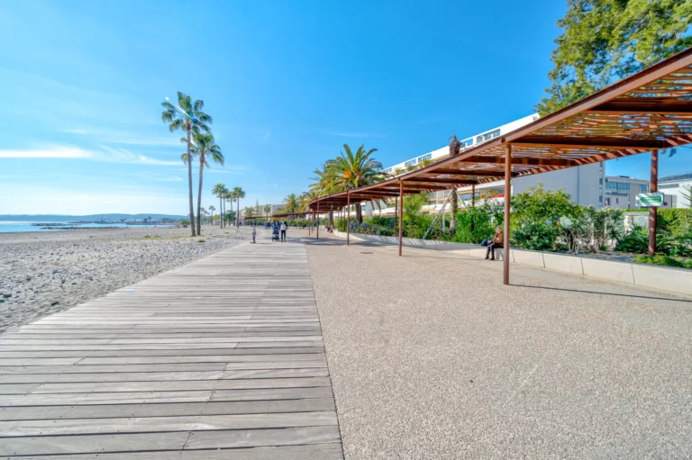 Louer son appartement en Airbnb à Saint-Laurent-du-Var 4 La promenade des Flots Bleus et la plage de Saint-Laurent-du-Var