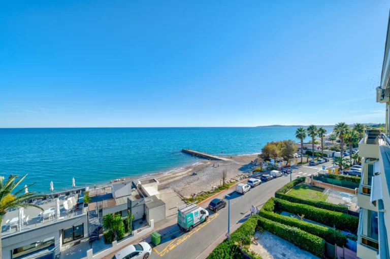 Louer son appartement en Airbnb à Villeneuve-Loubet 4 La plage et le littoral vus d’un studio géré à Villeneuve-Loubet
