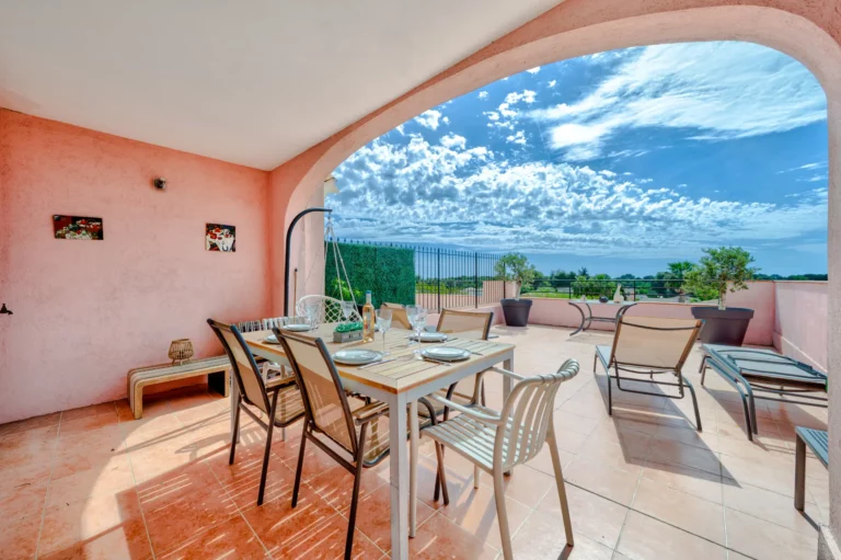 Louer son appartement en Airbnb à Villeneuve-Loubet 3 Terrasse sous arcades avec espace repas, villa gérée à Villeneuve-Loubet