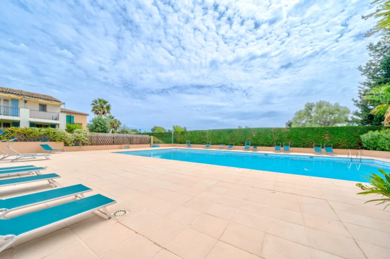 Louer son appartement en Airbnb à Villeneuve-Loubet 2 Transats au bord de la piscine d’une villa gérée à Villeneuve-Loubet